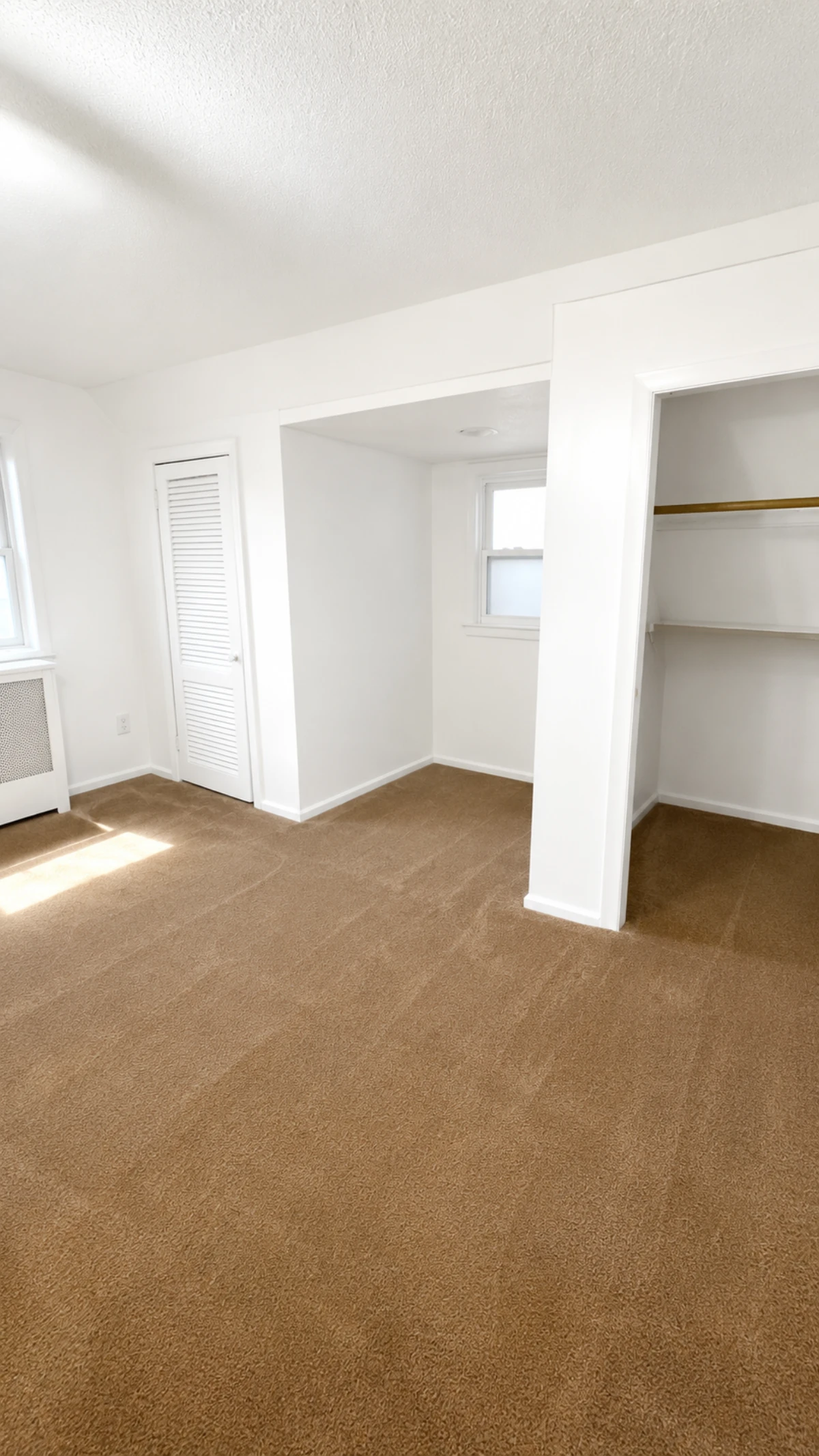 Empty carpeted room freshly cleaned during a move-out cleaning service on Long Island and Nassau County